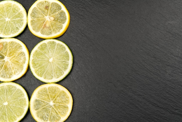 Фото Вид сверху ломтиками лимона