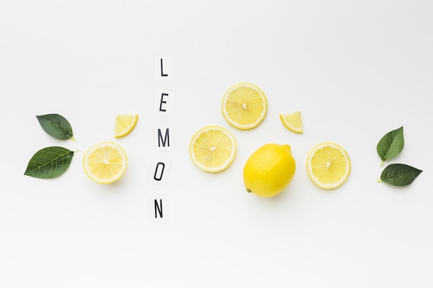 Вид сверху лимона с концепцией листьев