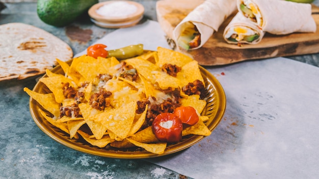 写真 まな板の上のメキシコのタコスとボウルにメキシコのナチョストルティーヤチップのトップビュー