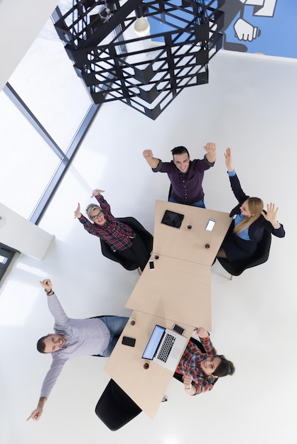 Фото Вид сверху на многоэтническую группу стартапов-бизнесменов на мозговом штурме в современном светлом офисном интерьере