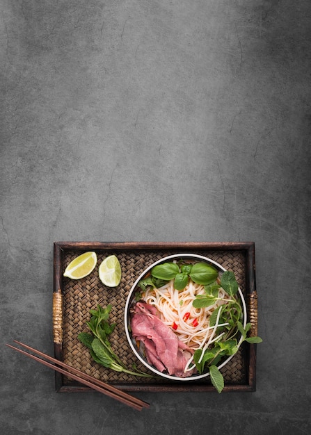 Фото Вид сверху лотка с вьетнамской едой