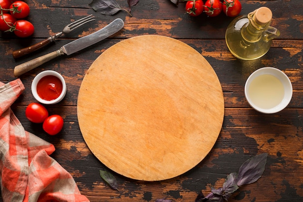 Фото Вид сверху разделочной доски для пиццы на деревянном столе