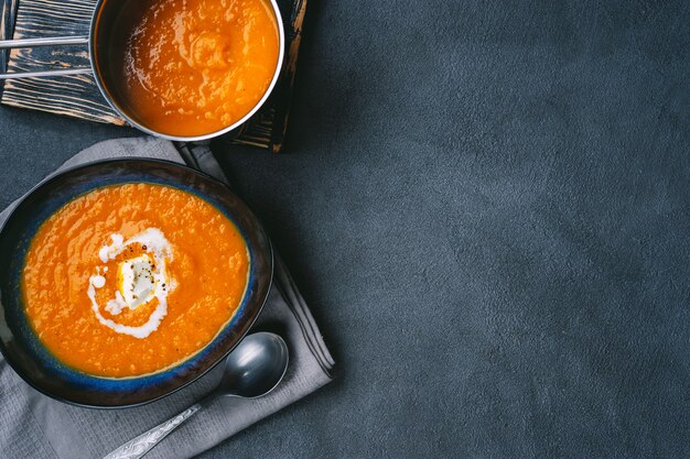 プレートと鍋にカボチャのスープの平面図