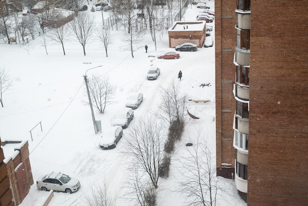 Фото Вид сверху заснеженного двора жилого района