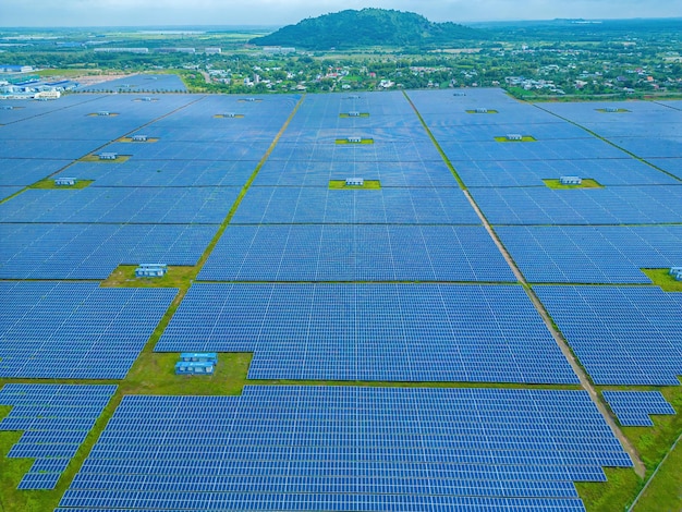 農場のソーラー パネルの平面図 代替電力源 ソーラー パネルは太陽光をエネルギー源として吸収し、電気を生成して持続可能なエネルギーを生み出します