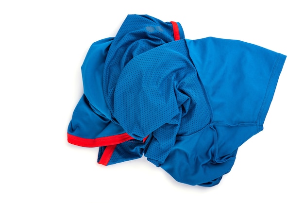 사진 흰색 배경에 격리된 파란색 티셔츠 더미 또는 더미의 상위 뷰.