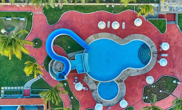 Фото Вид с вершины бассейнов на тропическом пляже в карибском отеле с дроном