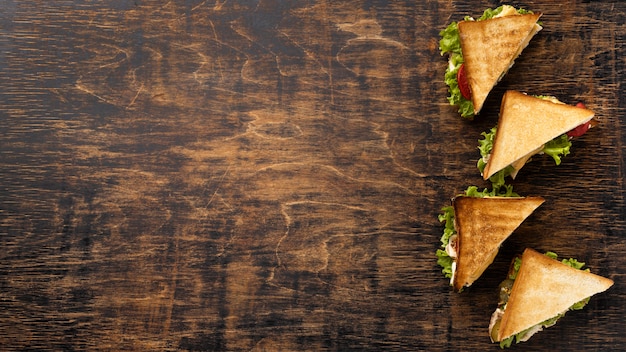 Фото Вид сверху треугольных бутербродов с копией пространства
