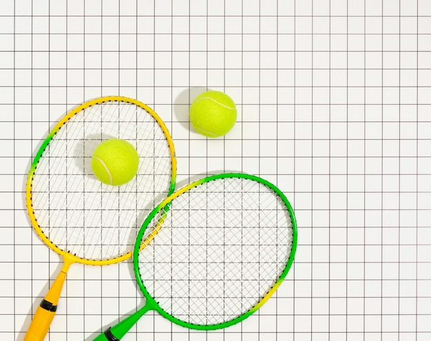 Фото Верхний вид желтых и зеленых теннисных ракет двух ярко-желтых теннисных мячей копируйте пространство для текста концепция здорового образа жизни