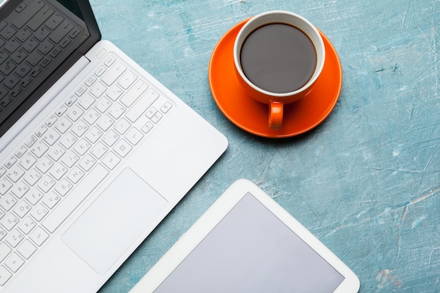 Vista dall'alto roba da ufficio con laptop e caffè