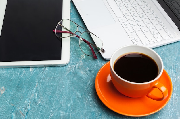 Vista dall'alto roba da ufficio con laptop e caffè