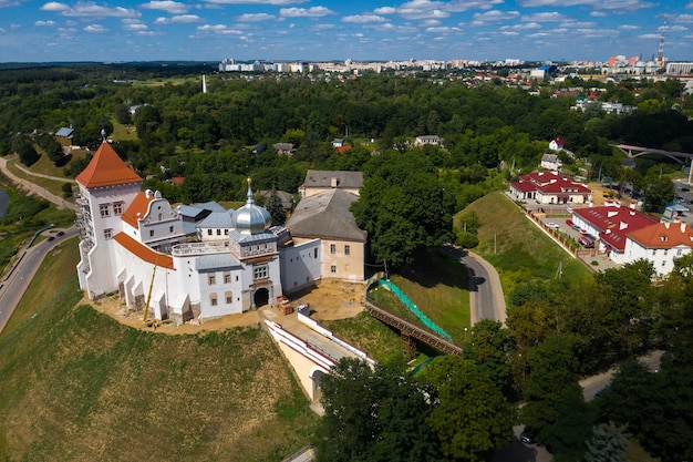 그로드노(Grodno), 벨로루시(Belarus)에 있는 오래된 성의 최고 전망. 그로드노(Grodno) 시에 있는 오래된 성의 재건이 진행 중입니다.