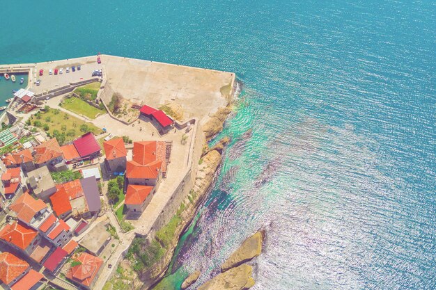 Foto vista dall'alto delle vecchie case con tetti di piastrelle e ormeggi