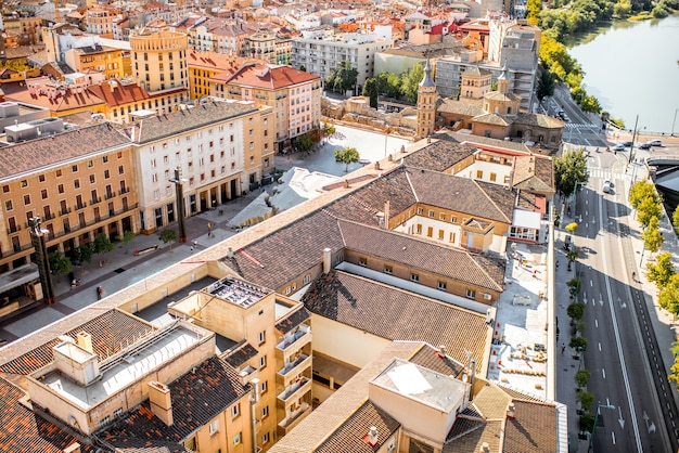 Vista dall'alto sulla città vecchia con la basilica di san juan nella città di saragozza durante la giornata di sole in spagna