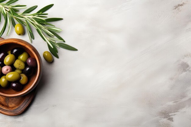 Вид сверху на оливки в деревянной миске на белом каменном фоне с копировальным пространством