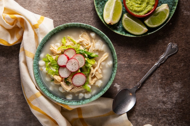 식욕을 돋 우는 pozole 그릇에 상위 뷰