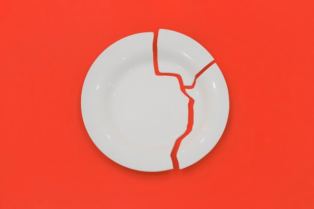 Фото Верхний вид на сломанном круге белая тарелка на красном фоне тарелка разбилась на три части