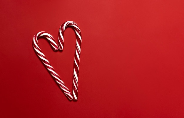 Вид сверху на рождественские конфеты в форме сердца