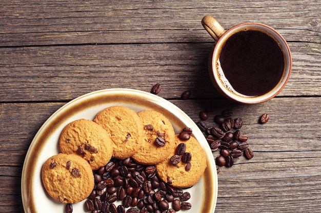 写真 一杯のコーヒーとチョコレートクッキーのプレートの上面図