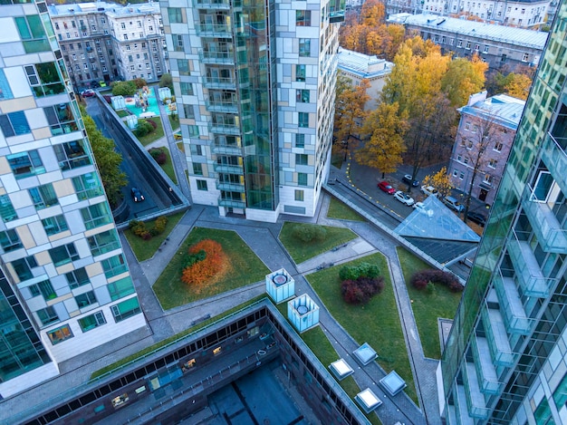 Фото Вид сверху на современный городской комплекс с осенней зеленью