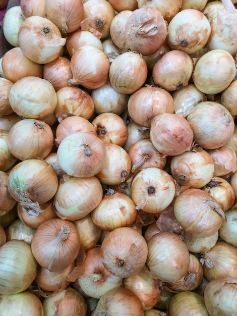 Photo top view of onion for sale in the market.