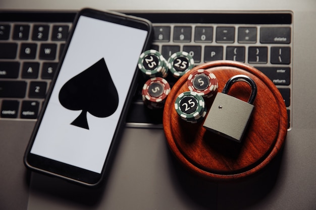 Фото Вид сверху онлайн-игра в покер на мобильном телефоне
