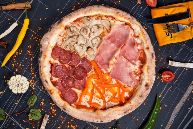 Top view op grote gevarieerde vier seizoenen pizza met een verscheidenheid aan toppings