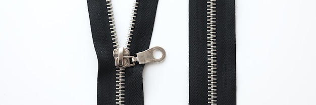 Foto vista dall'alto di cerniere metalliche aperte per abbigliamento su sfondo bianco cerniera lampo o cerniera per cucire