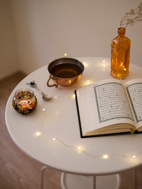 Photo top view of opened quran on table