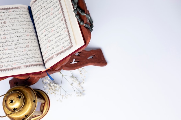 Вид сверху открытый Коран с копией пространства