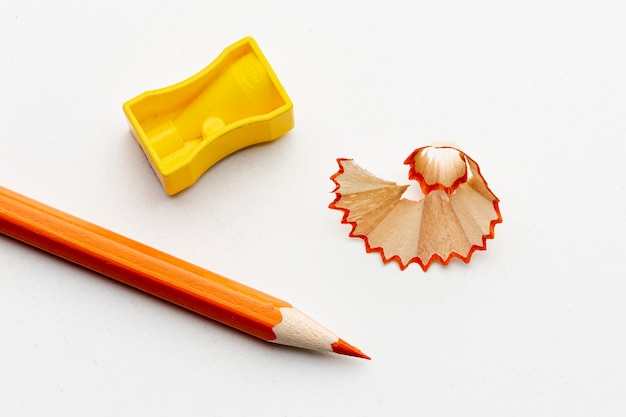 Photo top view of orange pencil with pencil sharpener