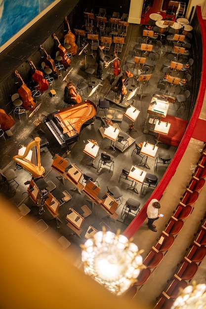 Photo top view to orchestra pit without musicians in the interior of the vienna state opera before starting performance in vienna, austria.