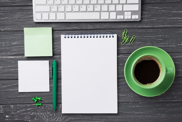 Photo top view of organized desk with coffee cup and sticky notes