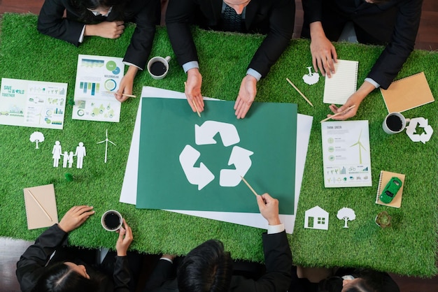 Top view panorama banner recycle-icoon op de vergadertafel in het kantoor met zakenlieden die eco-bedrijfsinvesteringen plannen in afvalbeheer als recycle reduce reuse concept voor een schoon ecosysteem Quaint