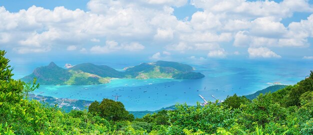 Photo top view panoramic coastal con dao island view from above with waves coastline clear sky and road blue sea and mountain new passenger port of con dao