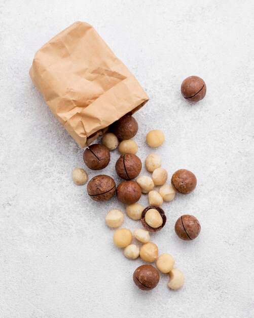 Sacchetto di carta con vista dall'alto riempito con noci di macadamia e cioccolato