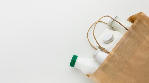 Photo top view paper bag with milk bottles