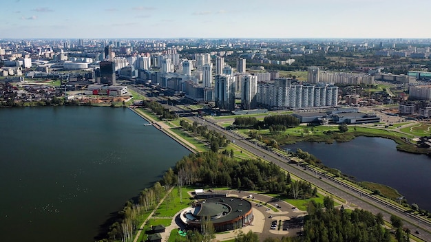 Вид сверху на парк и город на проспекте Победителей возле водохранилища Дрозды. Минск, Беларусь.