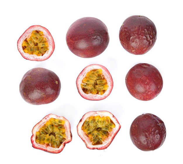 Photo top view of passion fruit  isolated on white background