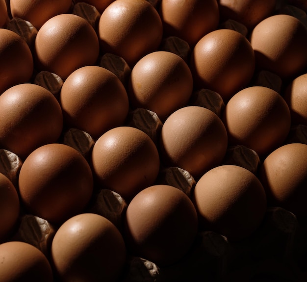 Вид сверху на яйца в картонном лотке абстрактный пищевой фон