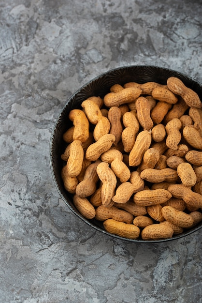 Photo top view peanuts on stucco background