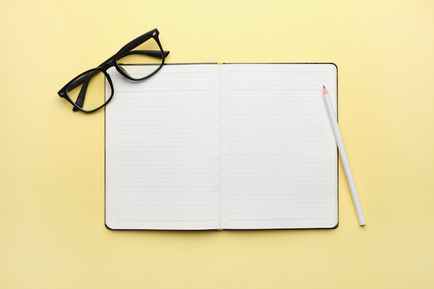 眼鏡と日記の鉛筆の上面図