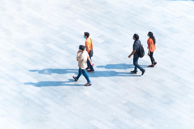 Vista dall'alto le persone con maschera facciale camminano sul pedone vita umana a distanza sociale antenna urbana