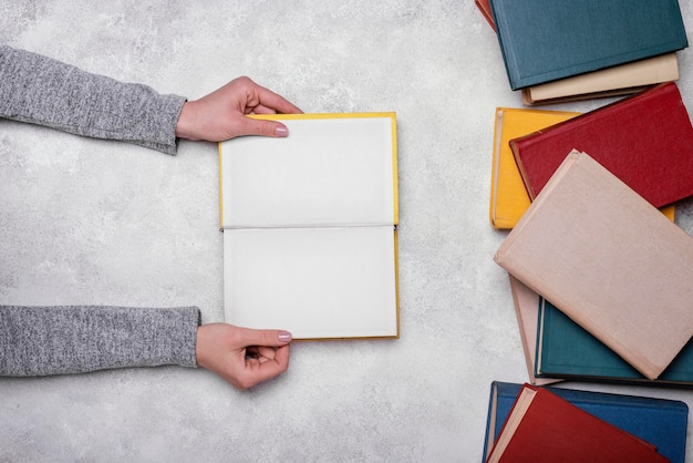 Vista dall'alto della persona che tiene il libro con copertina rigida aperto