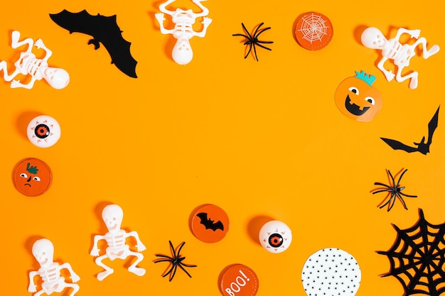 Foto foto dall'alto delle decorazioni di halloween con piccoli oggetti