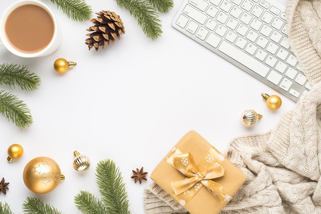 뜨거운 마시는 금 크리스마스 트리 볼의 키보드 컵의 상위 뷰 사진 소나무 나뭇가지 콘 아니스 스웨터와 중간에 copyspace와 격리 된 흰색 배경에 giftbox