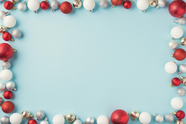 Foto vista dall'alto di palle di albero di natale bianco e argento rosso su sfondo blu pastello isolato con copyspace nel mezzo