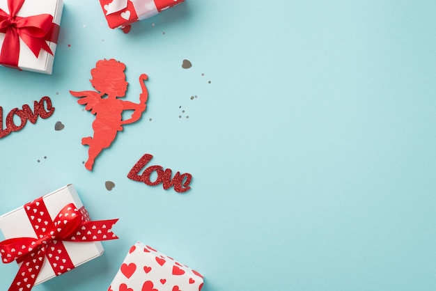 Vista dall'alto foto di decorazioni di san valentino scatole regalo a forma di cuore coriandoli paillettes iscrizioni amore e silhouette rossa cupido su sfondo blu pastello isolato con copyspace