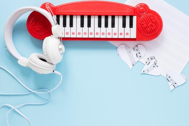 Photo top view piano toy with headset