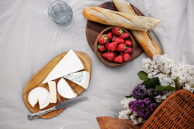 Photo top view picnic arrangement with food